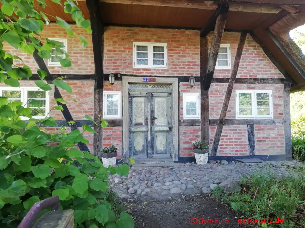 Reisebericht Ostseebad Wustrow - altes Haus mit historischer Tür