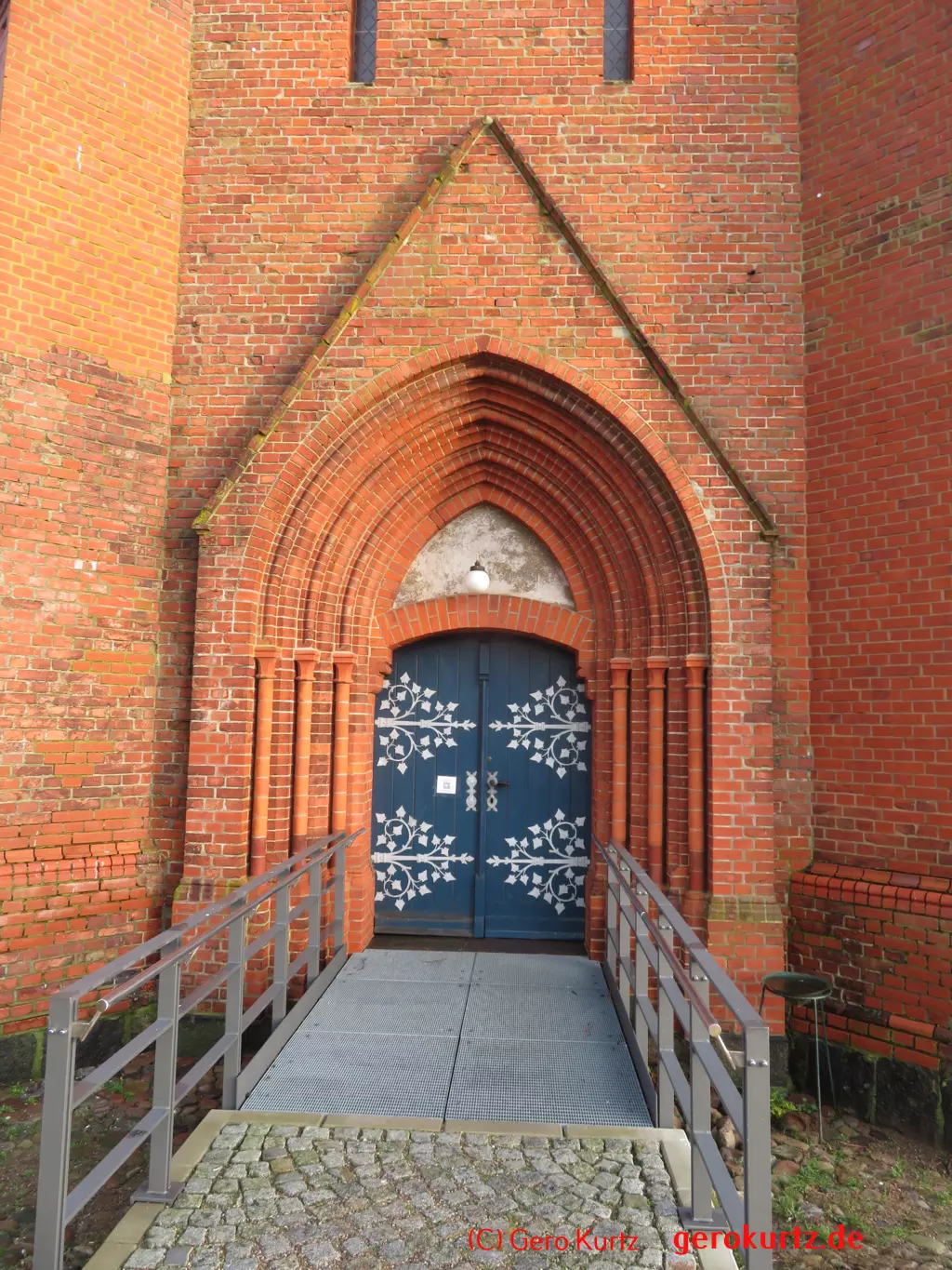 Reisebericht Ostseebad Wustrow - Kirche Eingang zum Turm 