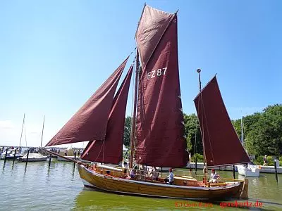 Reisebericht Ostseebad Wustrow auf der Halbinsel Fischland-Darß-Zingst Zeesboot mit typischen braunen Segeln